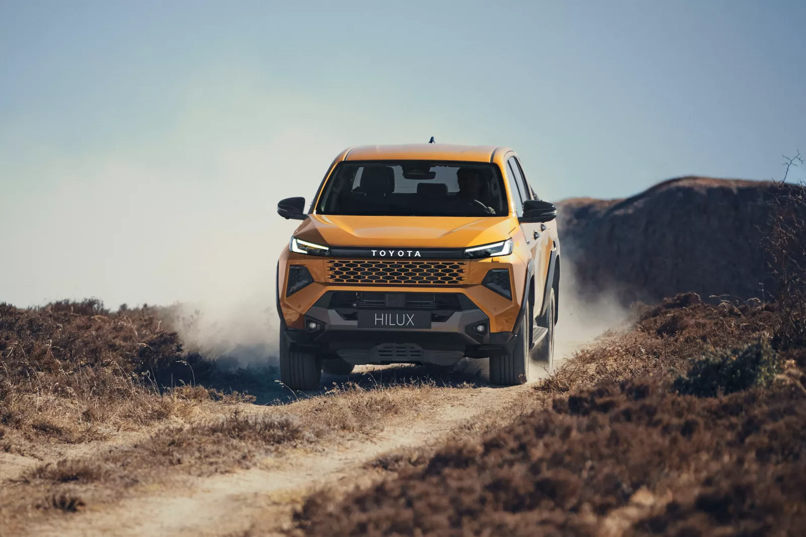 Hilux važiuoja dulkėtu keliu