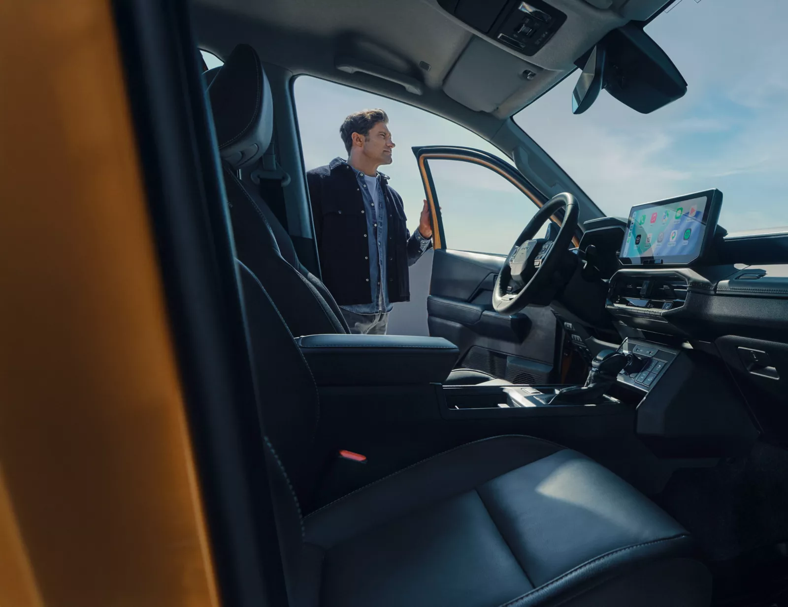 Vairuotojas sėda į Hilux
