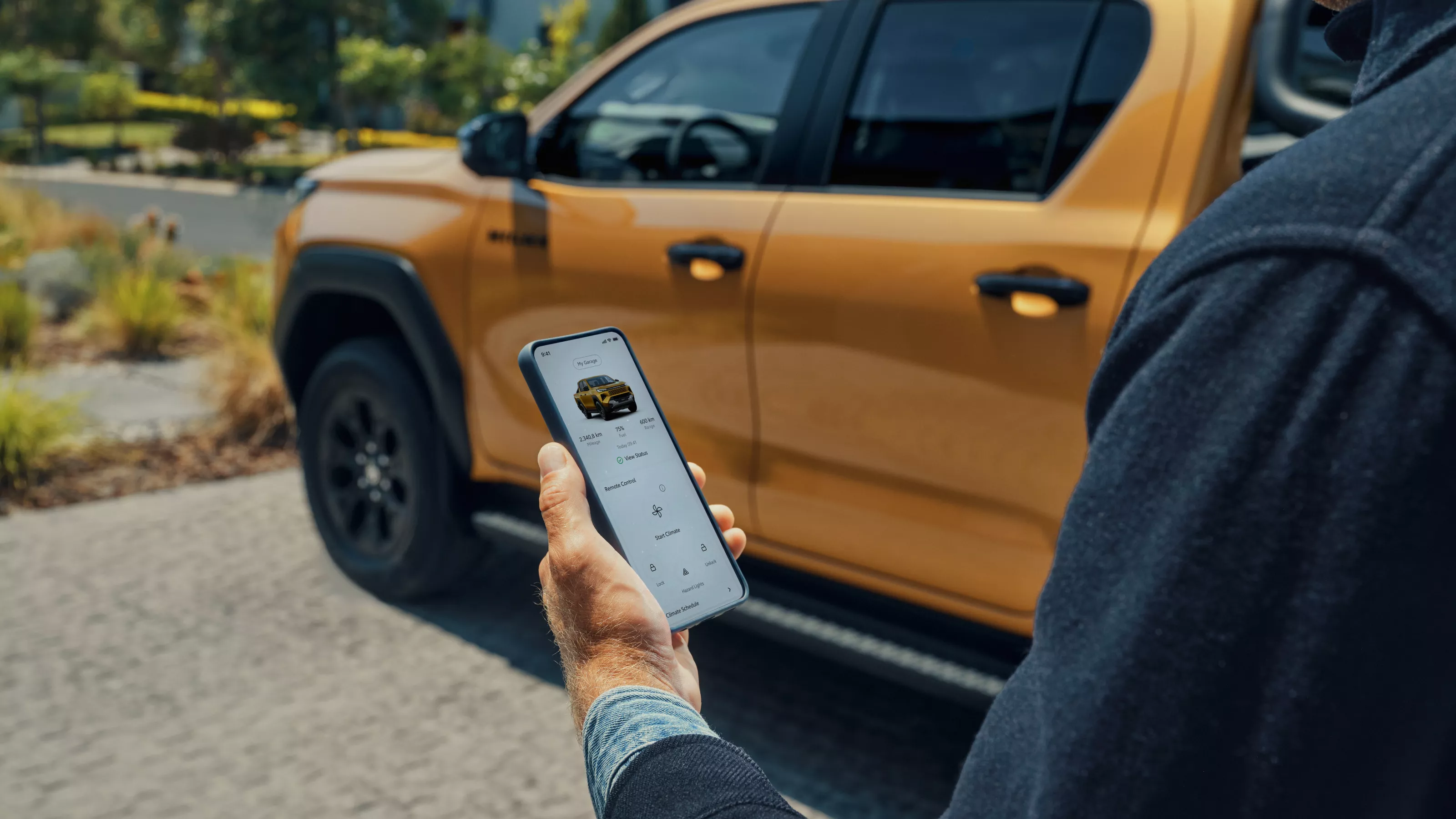 Hilux vairuotojas sąveikauja su transporto priemone naudodamas mobilųjį telefoną