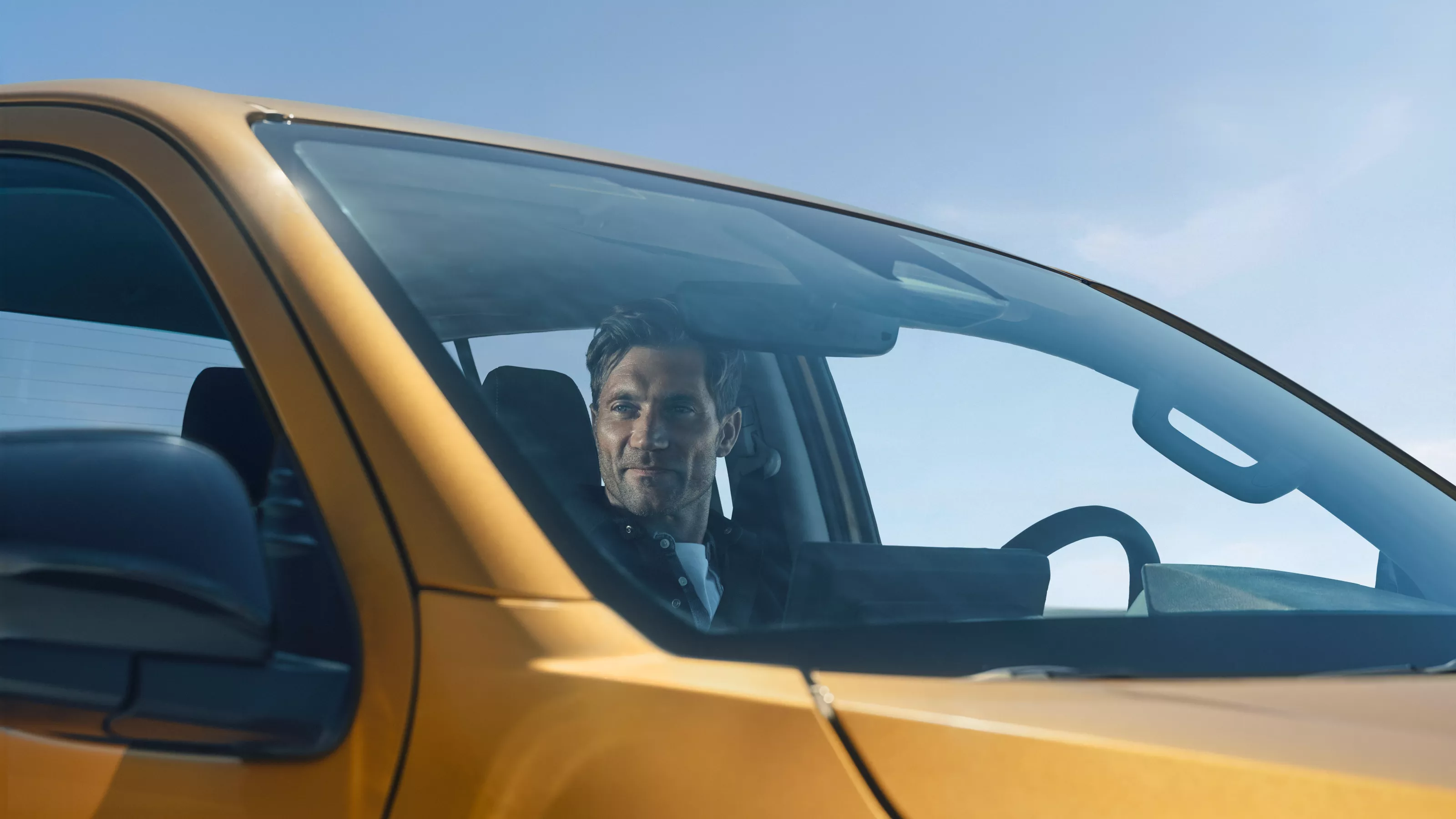 Hilux vairuotojas pro priekinį stiklą