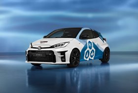 „Toyota“ demonstruoja eksperimentinį vandeniliu varomą „GR Yaris“