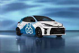 „Toyota“ demonstruoja eksperimentinį vandeniliu varomą „GR Yaris“