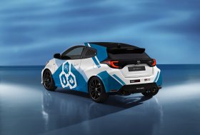 „Toyota“ demonstruoja eksperimentinį vandeniliu varomą „GR Yaris“