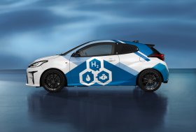 „Toyota“ demonstruoja eksperimentinį vandeniliu varomą „GR Yaris“