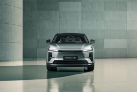Debiutuoja vien elektra varomas „Toyota C-HR+“
