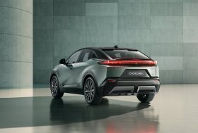 Debiutuoja vien elektra varomas „Toyota C-HR+“