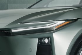 Debiutuoja vien elektra varomas „Toyota C-HR+“