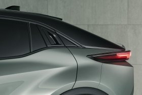 Debiutuoja vien elektra varomas „Toyota C-HR+“