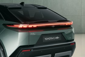Debiutuoja vien elektra varomas „Toyota C-HR+“
