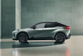 Debiutuoja vien elektra varomas „Toyota C-HR+“