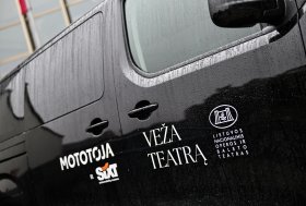 Teatras kuria žmogų. MOTOTOJA ir SIXT veža teatrą.