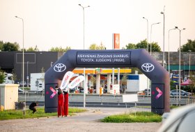 Mototoja kino vakaro akimirkos