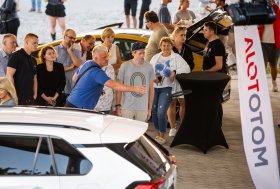 Mototoja kino vakaro akimirkos