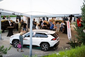Mototoja kino vakaro akimirkos