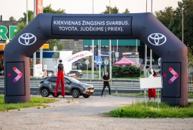 Mototoja kino vakaro akimirkos