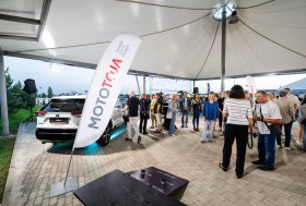 Mototoja kino vakaro akimirkos