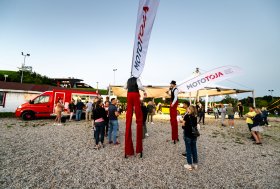 Mototoja kino vakaro akimirkos