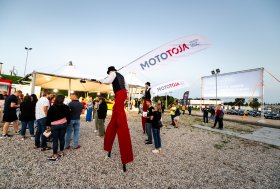 Mototoja kino vakaro akimirkos