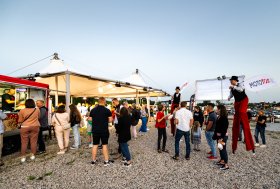 Mototoja kino vakaro akimirkos