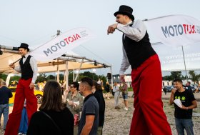 Mototoja kino vakaro akimirkos