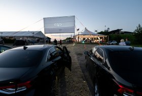 Mototoja kino vakaro akimirkos