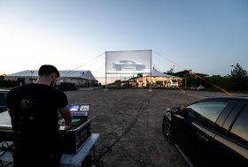 Mototoja kino vakaro akimirkos