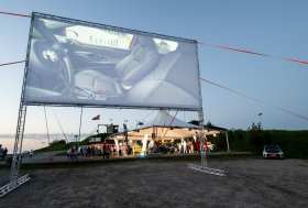 Mototoja kino vakaro akimirkos