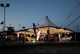Mototoja kino vakaro akimirkos