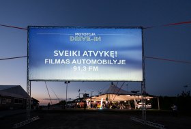Mototoja kino vakaro akimirkos