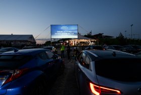 Mototoja kino vakaro akimirkos