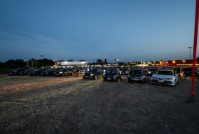 Mototoja kino vakaro akimirkos