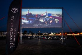 Mototoja kino vakaro akimirkos