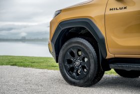 „Toyota Hilux 2.8“ dalinis hibridas jau atvyko į MOTOTOJA saloną