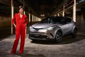 TOYOTA C-HR speklaklis su Milla Jovovich