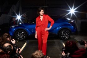 TOYOTA C-HR speklaklis su Milla Jovovich