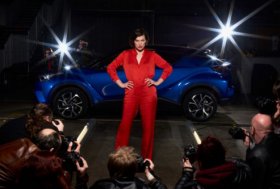 TOYOTA C-HR speklaklis su Milla Jovovich