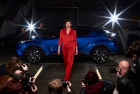 TOYOTA C-HR speklaklis su Milla Jovovich