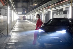 TOYOTA C-HR speklaklis su Milla Jovovich