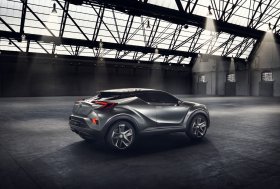 Koncepcinis TOYOTA C-HR automobilis: stulbinanti išvaizda, malonus vairavimas