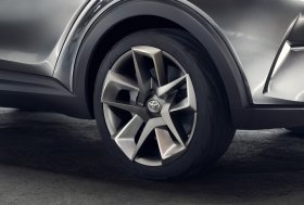 Koncepcinis TOYOTA C-HR automobilis: stulbinanti išvaizda, malonus vairavimas