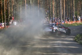 Suomijos ralis: pirmoji diena