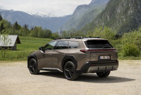 Elektrinis „Toyota bZ4X Touring“ atvyko į Mototoja saloną