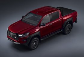 Pasirodys sportiška populiariojo pikapo „Toyota Hilux GR SPORT“ versija