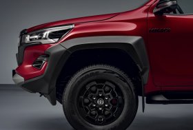 Pasirodys sportiška populiariojo pikapo „Toyota Hilux GR SPORT“ versija