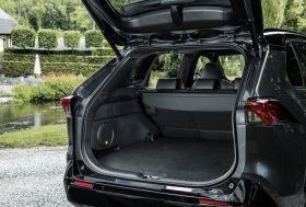 Prasidėjo paties populiariausio miesto visureigio – „RAV4 Plug-in Hybrid“ – išankstinė prekyba