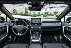 Prasidėjo paties populiariausio miesto visureigio – „RAV4 Plug-in Hybrid“ – išankstinė prekyba