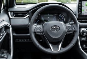 Prasidėjo paties populiariausio miesto visureigio – „RAV4 Plug-in Hybrid“ – išankstinė prekyba