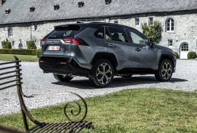 Prasidėjo paties populiariausio miesto visureigio – „RAV4 Plug-in Hybrid“ – išankstinė prekyba