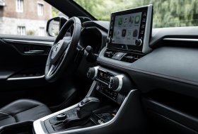 Prasidėjo paties populiariausio miesto visureigio – „RAV4 Plug-in Hybrid“ – išankstinė prekyba