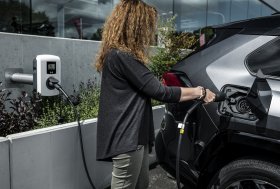 Prasidėjo paties populiariausio miesto visureigio – „RAV4 Plug-in Hybrid“ – išankstinė prekyba